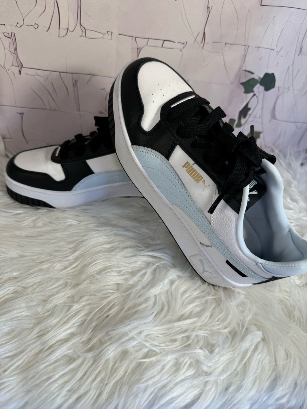 PUMA Women's  size 7 Black White and Light Blue Low-Top Sneakers